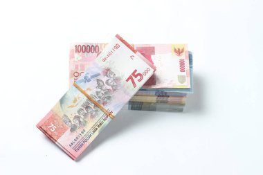 Rastgele Yerleşim Fotoğraf Rupiah Kağıt Para, 10000, 50000, 100000 ve 75.000 Beyaz Arkaplanda