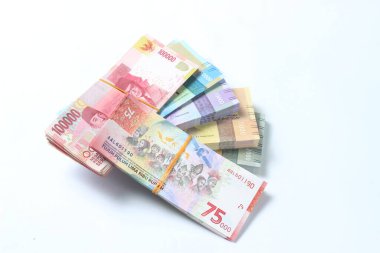 Rastgele Yerleşim Fotoğraf Rupiah Kağıt Para, 10000, 50000, 100000 ve 75.000 Beyaz Arkaplanda