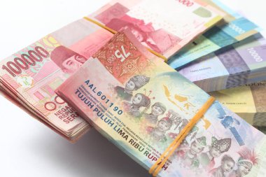 Rastgele Yerleşim Fotoğraf Rupiah Kağıt Para, 10000, 50000, 100000 ve 75.000 Beyaz Arkaplanda