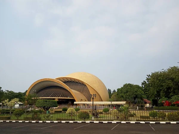 Фото Indonesia East Jakarta Keong Emas Golden Snail Theatre Taman — стоковое фото