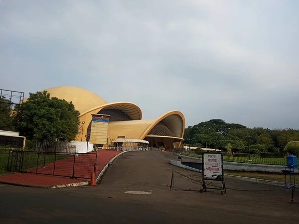 Фото Indonesia East Jakarta Keong Emas Golden Snail Theatre Taman — стоковое фото