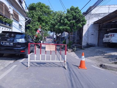 Yayın Fotoğrafı, 04 Temmuz 2021, Endonezya, PPKM bölgesini bilgilendiren ya da covid-19 salgını nedeniyle kapatan Sancaklı Kapı