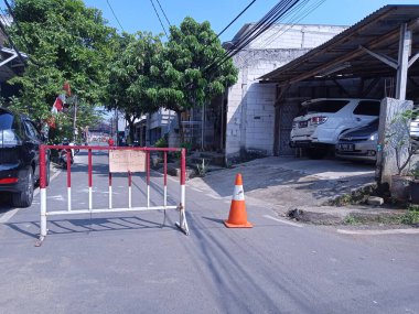 Yayın Fotoğrafı, 04 Temmuz 2021, Endonezya, PPKM bölgesini bilgilendiren ya da covid-19 salgını nedeniyle kapatan Sancaklı Kapı