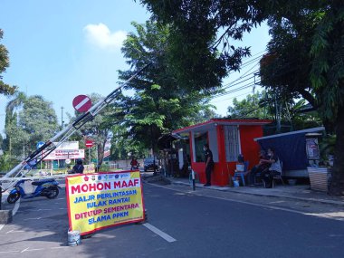 Yayın Fotoğrafı, 04 Temmuz 2021, Endonezya, PPKM bölgesini bilgilendiren ya da covid-19 salgını nedeniyle kapatan Sancaklı Kapı