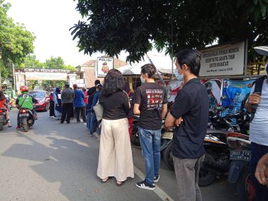 Yayın Fotoğrafı, Endonezya, Doğu Cakarta, Kramat Jati 07 Juli 2021, Covid-19 aşılama için kullanılan Polis Ofisi, halkın geneline aşı olarak veriliyor.