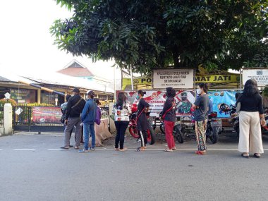 Yayın Fotoğrafı, Endonezya, Doğu Cakarta, Kramat Jati 07 Juli 2021, Covid-19 aşılama için kullanılan Polis Ofisi, halkın geneline aşı olarak veriliyor.