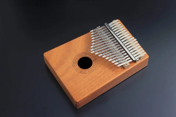 Kalimba Akustyczny Instrument Muzyczny Afryki Jego Miękka Okładka Black Backgroun — Zdjęcie stockowe