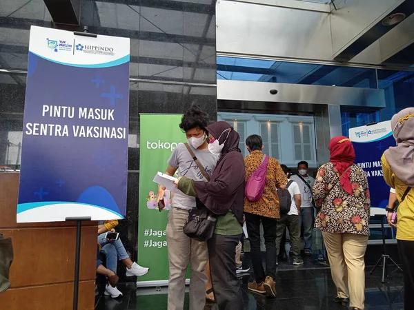 编辑照片 印度尼西亚 南雅加达 2021年7月8日 Smesco大楼用于Covid 19疫苗接种 为成年人和青少年提供疫苗 — 图库照片