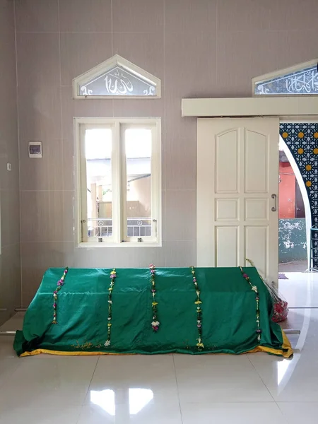 Doğu Cakarta, Endonezya, Julu 07, 2021, Ölü adam veya Jenazah, Camideki keranda veya tabutun içinde