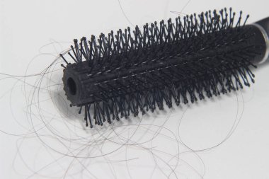 Beyaz siyah plaj tarağında saçlar dökülüyor, White Backgroun