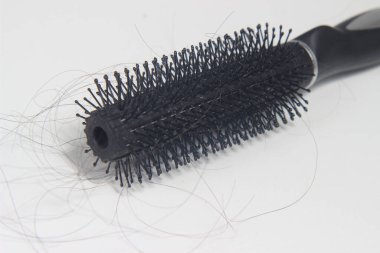 Beyaz siyah plaj tarağında saçlar dökülüyor, White Backgroun