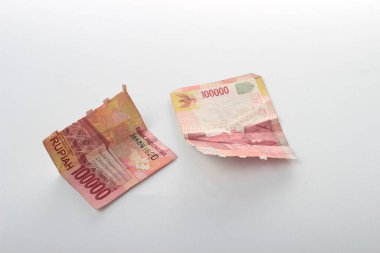 Kavramsal Fotoğraf Rupiah Kağıt Para, Yırtık veya Kırık 100.000, Beyaz Arkaplanda Üst Görünüm