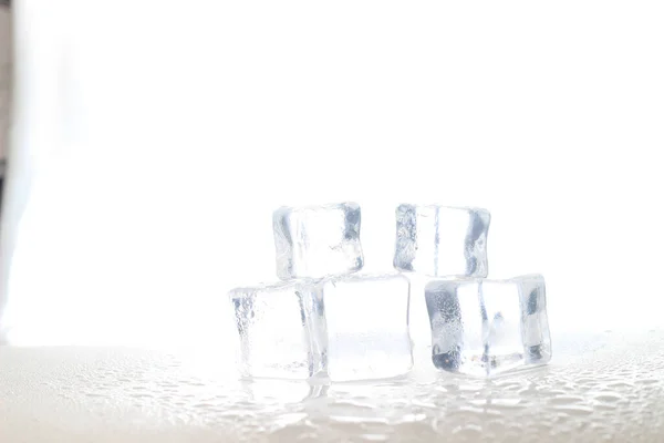 Cubo Gelo Artificial Falso Molhado Backgroun Branco — Fotografia de Stock