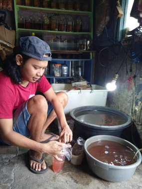 Sadece Editoryal Kullanım için, 21 Temmuz 2021, Betta Balık Gıda Satıcısı, Kutir, Kutu Air, moina, dapnia, Doğu Jakarta, Endonezya Fotoğraf Stüdyosu