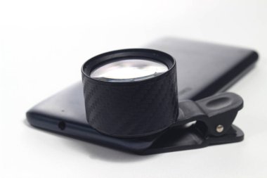 Lensbong akıllı telefona, Lensa Bongkaran 'a yakın çekim için ek lenslere ya da White Backgroun' da makro fotoğrafçılığa bağlı.