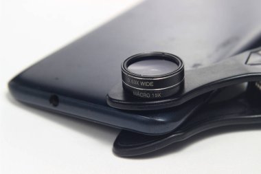 Ek Lens Macro ve Wide Smartphone 'a bağlı, White Backgroun' da süper geniş fotoğrafçılık için