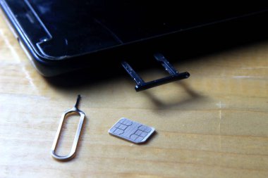 Tahta Masa 'da Sim Kart Fırlatıcı ve Akıllı Telefon