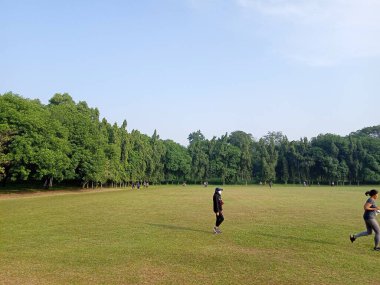 Editör Fotoğrafı, Endonezya, Doğu Jakarta, Cibubur, 08 Ağustos 2021, Sahada yürüyen ve koşan insanlar