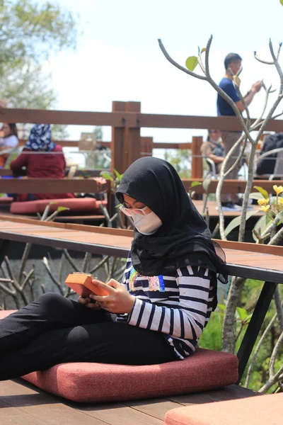 Indonesia Muslimah Atau Islam Girl Hold Kalimba Instrumen Musik Akustik — Stok Foto