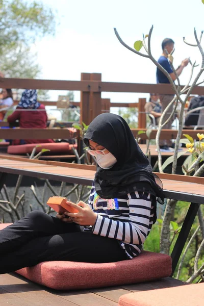 Indonesia Jalá Islam Girl Hold Kalimba Instrumento Música Acústica África — Foto de Stock