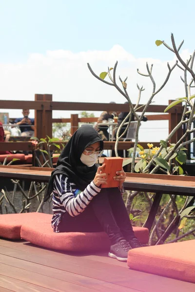 Indonesia Jalá Islam Girl Hold Kalimba Instrumento Música Acústica África —  Fotos de Stock