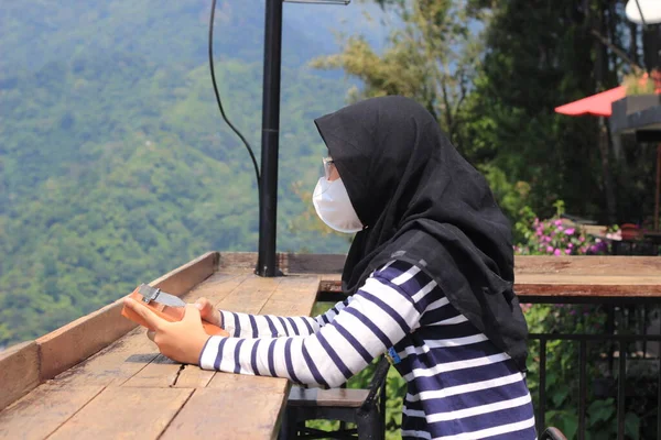 Indonesia Jalá Islam Girl Hold Kalimba Instrumento Música Acústica África —  Fotos de Stock