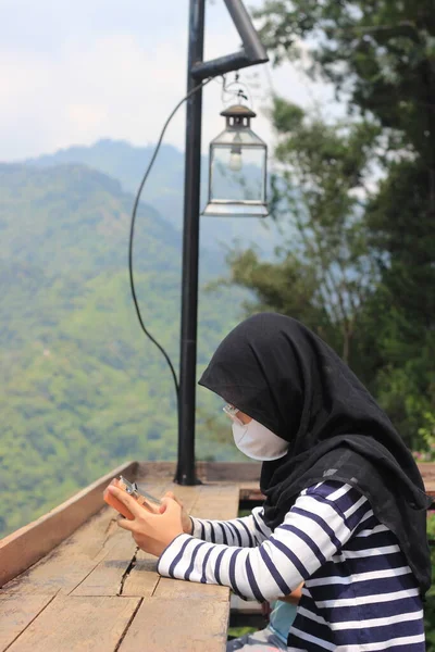 Indonesia Muslimah Islam Girl Hold Kalimba Ακουστικό Μουσικό Όργανο Από — Φωτογραφία Αρχείου