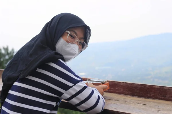 Indonésie Muslimah Nebo Islam Girl Hold Kalimba Akustický Hudební Nástroj — Stock fotografie