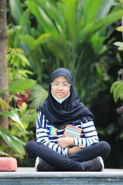 Indonesia Muslimah Islam Girl Hold Kalimba Instrumento Música Acústica África — Fotografia de Stock