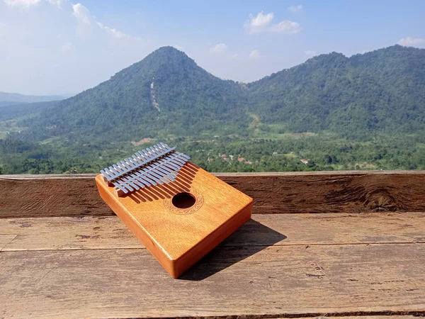 Kalimba Akustisches Musikinstrument Aus Afrika Und Wood Desk Der Nähe — Stockfoto