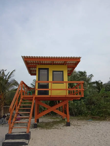 Niedrige Winkelperspektive Life Guard Tower Oder Sockel — Stockfoto