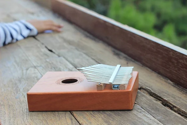 Kalimba Akustiskt Musikinstrument Från Afrika Och Vid Wood Desk Nära — Stockfoto