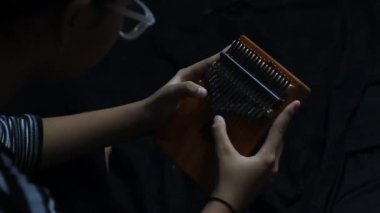 Maske takan Endonezyalı kız kullanırken ses kaydı yok