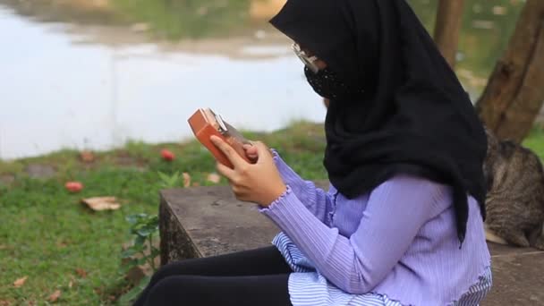 マスク インドネシアの少女がカリンバを庭で演奏している音の映像はない — ストック動画