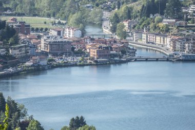 Ponte Tresa ve Lugano Gölü 'nün havadan görünüşü