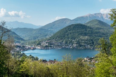 Ponte Tresa ve Lugano Gölü 'nün havadan görünüşü