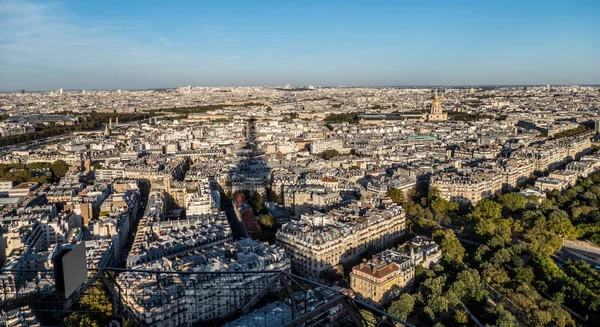 ツアーの最上部からパリのエストラ広い航空ビューエイフ — ストック写真