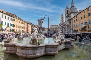 Roma, İtalya - 04 / 12 / 2017: Mavi gökyüzü ile güzel meydanı olan ünlü Navona meydanı