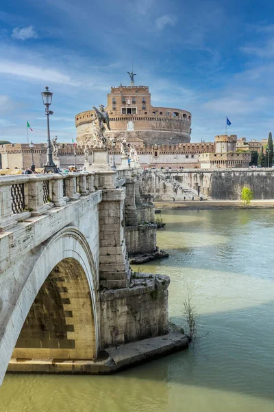 Roma Włochy 2017 Rzeka Tevere Zamek Sant Angelo Błękitnym Niebem — Zdjęcie stockowe