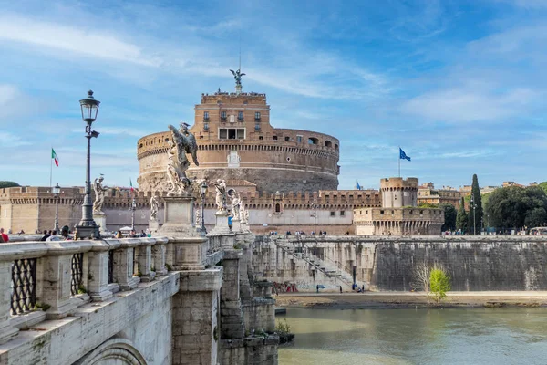 Roma Włochy 2017 Rzeka Tevere Zamek Sant Angelo Błękitnym Niebem — Zdjęcie stockowe