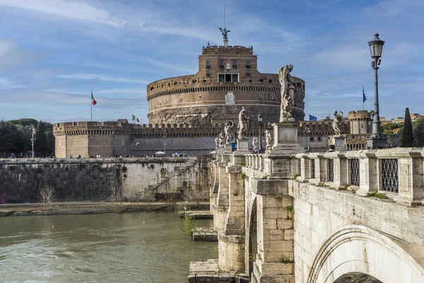 Rzeka Tevere Zamkiem Sant Angelo Tle Błękitnym Niebem — Zdjęcie stockowe