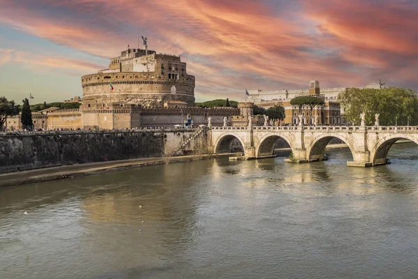 Rzeka Tevere Zamkiem Sant Angelo Tle Spektakularne Niebo — Zdjęcie stockowe