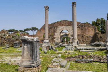 Roma 'daki ünlü Roma Forumunun sütunları ve kalıntıları