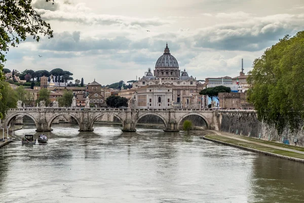 以梵蒂冈为背景的特维尔河 — 图库照片