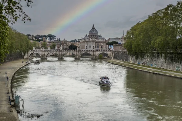 Tevere Folyó Szivárvánnyal San Pietro Bazilika Kupolája Felett Háttérben — Stock Fotó