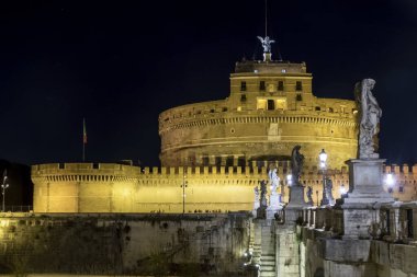 Roma 'daki Aziz Angelo Şatosu gece aydınlandı.