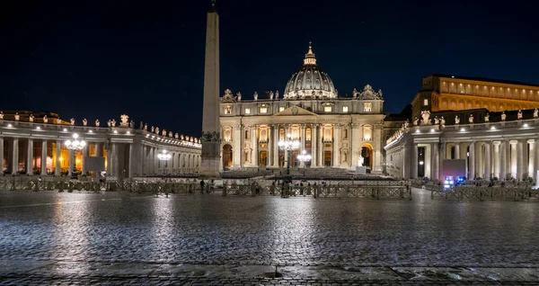 Una Hermosa Fuente Iluminada Con Basílica San Pietro Roma Fondo — Foto de Stock