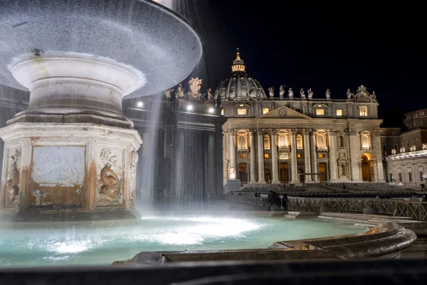 Piękna Oświetlona Fontanna Bazyliką San Pietro Rzymie Tle — Zdjęcie stockowe