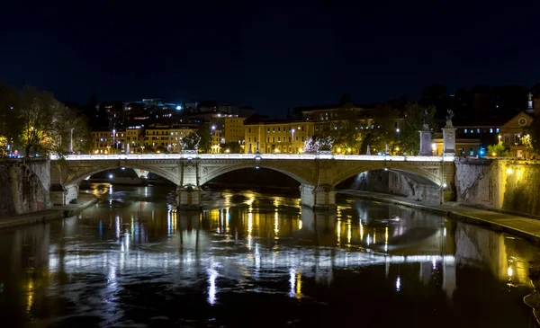 Historický Most Přes Tiber Římě Svatým Petrem Pozadí — Stock fotografie