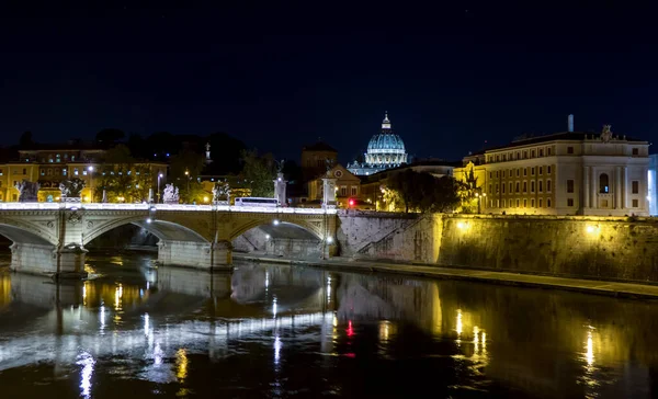 Puente Histórico Sobre Tíber Roma Con San Pedro Fondo — Foto de Stock